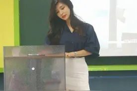 女老师穿“高开旗袍”上课，称男朋友在高考，学生的评论引热议图片