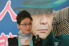潘虹的贵气羡慕不来，Prada穿得大气不浮夸，好身材包裹不住图片