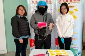 津南区双新街开展“红色暖蜂”快递人员冬日慰问活动图片