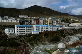 西藏聂拉木县，这里是318国道的终点，距离加德满都140公里图片
