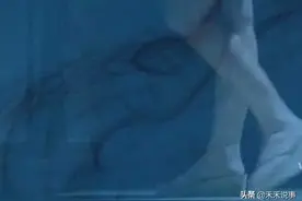 《恐怖游泳馆》里水中直立的女鬼，阴森恐怖之至。图片