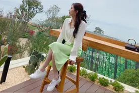 胡歌前女友晒游客照，江疏影丝绸衬衫配淡绿色长裙，温柔气质赢了图片