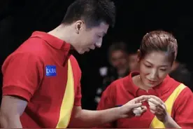 太甜了！马龙遭刘诗雯“小拳头乱揍”，家有校花娇妻不敢造次图片