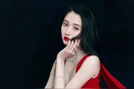白玉兰奖视后大爆冷门，关晓彤因红裙造型成亮点，身材着实太赞了图片