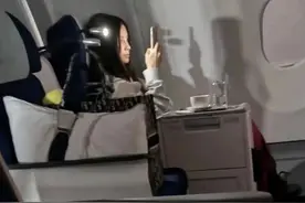 Baby乘飞机被偷拍曝光纯素颜，看手机时快要贴到脸上略显呆萌图片