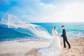新娘躺在海里拍婚纱照，看到照片很失望，成片出来后新娘笑了图片