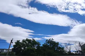 蓝蓝的天空，雪白的云层图片