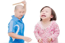 孩子挨打时，若有三种反应，暗示心理已出问题，父母不停手很危险图片