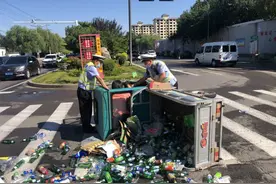 三轮车侧翻驾驶员被困 栾城交警紧急救助图片