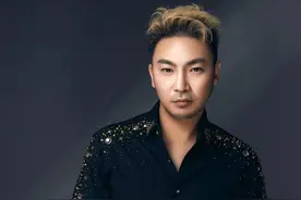 记得唱九月九的酒的陈少华吗？被砍3刀缝100针变阶下囚，今怎样了图片