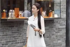 街拍：雪肤花貌的美女，一条白色的连衣裙，优雅气质风采迷人图片