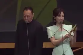 60岁倪大红怎么了？颁奖礼不在状态，网友：秒变苏大强瞬间来戏图片