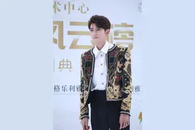 久违的红毯太糟心！王源眼神涣散，鞠婧祎装芭比，周深粉底没抹匀图片