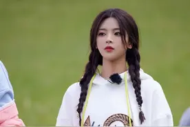 杨超越真是又甜又瘦！扎麻花辫超甜美，少女感十足图片