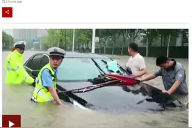 外媒关注河南暴雨：为了阻止和转移洪水，中国军人正冲向大坝和河堤图片