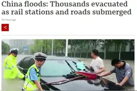 外媒关注河南暴雨：为了阻止和转移洪水，中国军人正冲向大坝和河堤图片