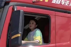 努力的“女汉子”开重卡拉煤十年图片