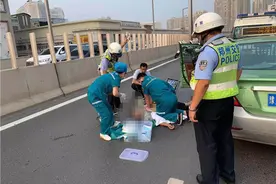 郑州的哥趴在方向盘上昏迷，交警、医生全力抢救人还是走了图片