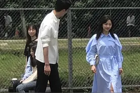 谭松韵在校区拍戏被围观，惨遭网友吐槽身材虐，演校园戏被嘲扮嫩图片