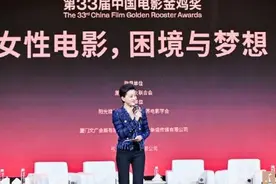 52岁杨澜晒近照，留大背头眼神疲惫显老态，脸部浮肿令人认不出图片