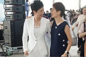 蒋雯丽短发真帅，商务风西装里套挂脖吊带，年过半百玩性感太有型图片