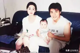 国足名宿+国安老总李明当年与2位小女生合影，如今都成高颜值美女图片