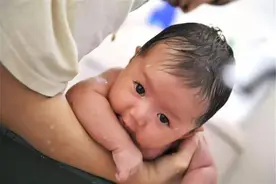 孩子刚洗完澡，这三件事千万不要做，不然会伤害到孩子的健康图片