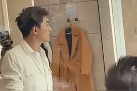 林更新开理发店，生意不好愁眉不展接连叹气，仅剪发就要228元图片