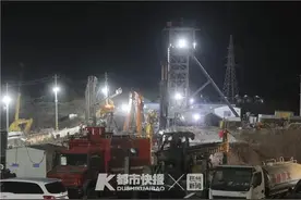 晚上8点，-8℃，救援继续！都市快报记者山东栖霞五彩龙金矿爆炸事故现场直击图片
