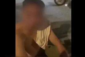 大叔深夜坐马路中哭诉生活太难，网友评论亮了图片