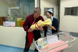 67岁高龄妈妈产女后续，女儿已经13斤，一家人幸福现状打脸众人图片