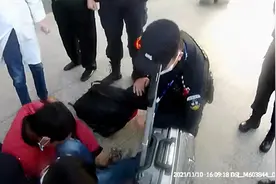 男子痛饮两斤白酒醉倒车站 铁路民警紧急救援图片