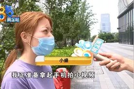 姑娘正要拍烤鱼，店员翻锅，一颗辣椒炸开，热油溅到了脸上图片