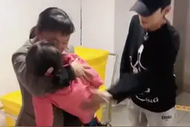福建一女孩把珠子塞鼻子，哥哥抱起直冲医院，取出后“又打又骂”图片