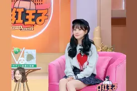 冯提莫的“鱿鱼坐姿”火了, 看似动作简单, 一般女生做不到!图片