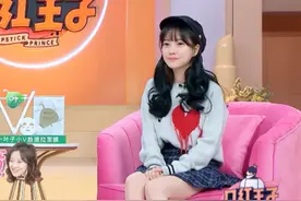 冯提莫的“鱿鱼坐姿”火了, 看似动作简单, 一般女生做不到!图片