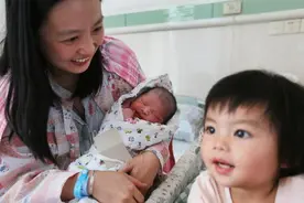不生二胎老了会后悔？独生和二胎家庭的差距，不出10年就很明显了图片