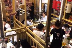 安徽一老板凌晨打烊顾客还在用餐，结账后先离开，第二天被感动了图片