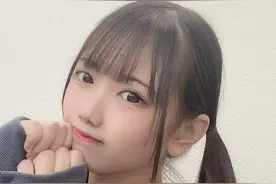 17岁高中生偶像呆萌灿笑，甜到让人蛀牙，双马尾可爱到一个犯规啊图片