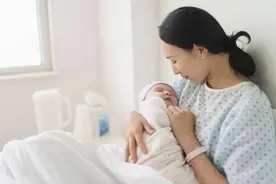 年轻妈妈尝试男催乳师，丈夫翻脸吃醋，妈妈直后悔图片