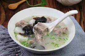 排骨怎么炖嫩而酥烂？教您饭店做法，简单4步，汤水清甜不油腻图片