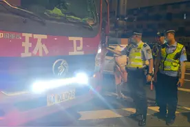 冒充“环卫”车辆加装刺眼车灯货车司机违禁通行被查图片