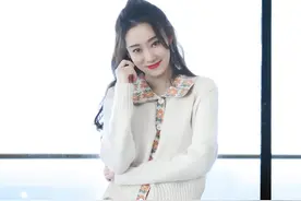 35岁张小斐凭借“李焕英”，吸粉无数，漂亮大长腿，状态似少女图片