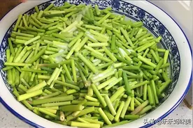 4月蒜苔正当季，一次买5斤腌一大罐，脆爽下饭，年年吃也不腻图片