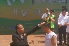 63岁影帝万梓良获男星当众下跪拜师，将剩茶倒其头上，还用钱拍打图片