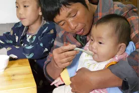 农村媳妇做晚饭，小宝宝饿的哇哇哭，婆婆赶紧先喂她视频封面