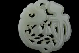 女婿送的玉牌，丈母娘没看上，拿去鉴宝，专家鉴定后顿时笑开花图片