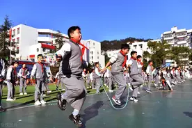 跳绳越甩越快，小心伤了孩子的膝和踝关节图片
