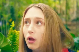 女孩想念去世的母亲约好友去电影院看妈妈出演的恐怖片 结果遭遇视频封面