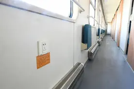 手机没电别焦虑！带你发现火车上的电源图片
